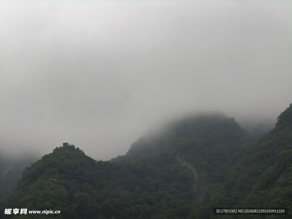 云雾缭绕的山峦美景