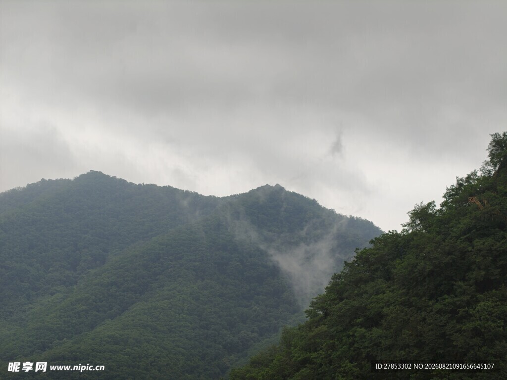 云雾缭绕的青山美景