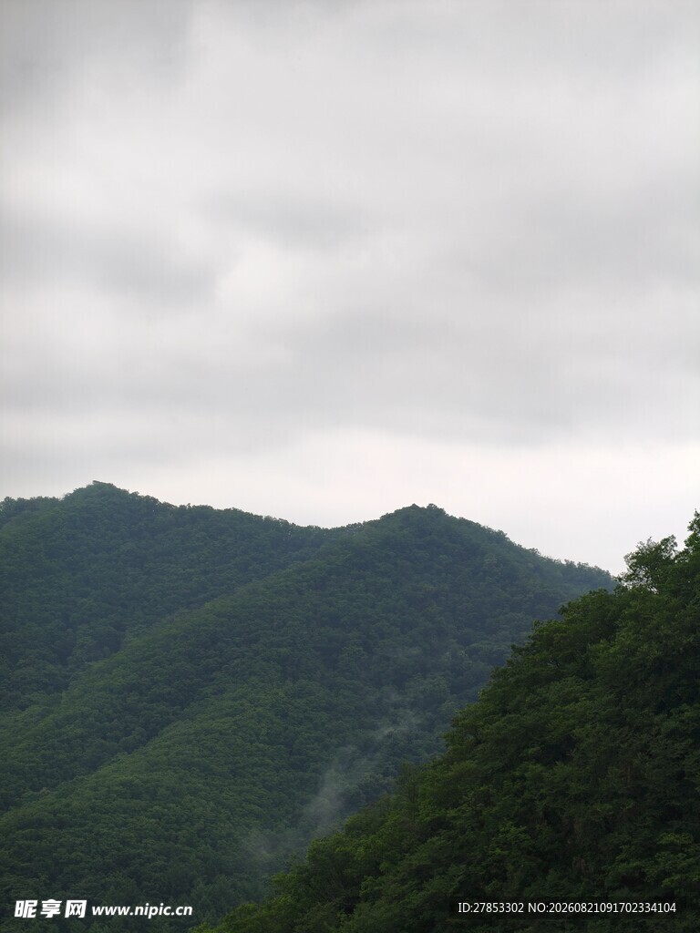 云雾缭绕的翠绿山峦