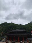 古建庙宇于青山云雾间