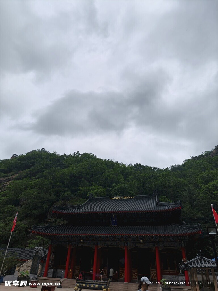 古建庙宇于青山云雾间