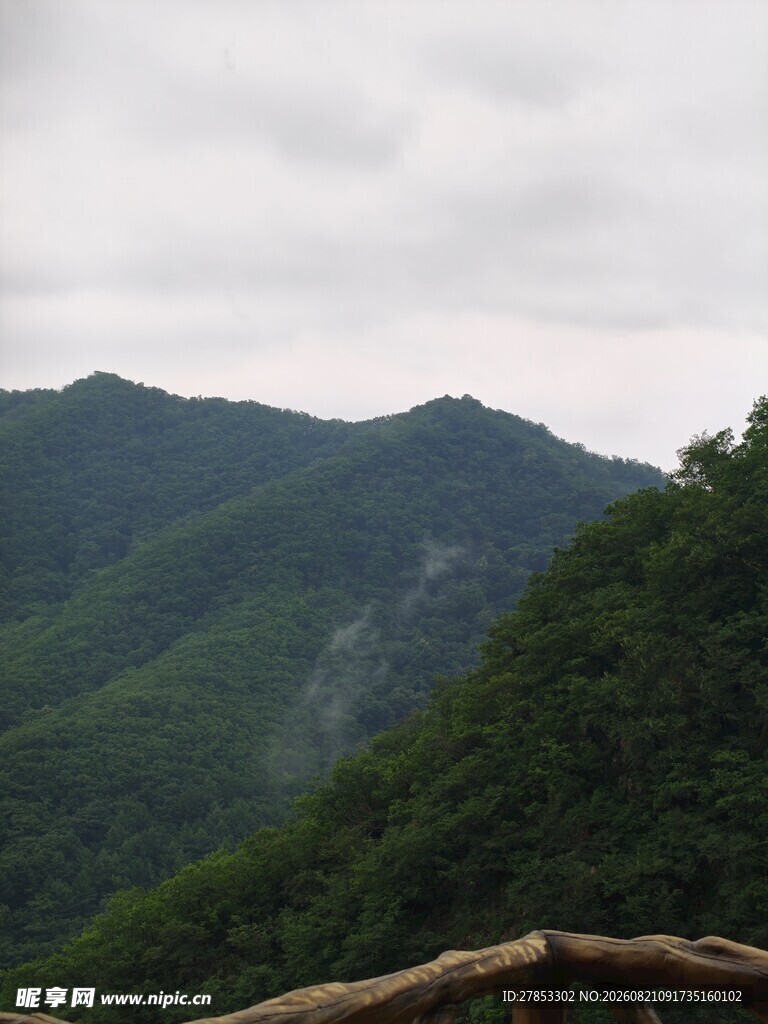 青山云雾间的自然景致