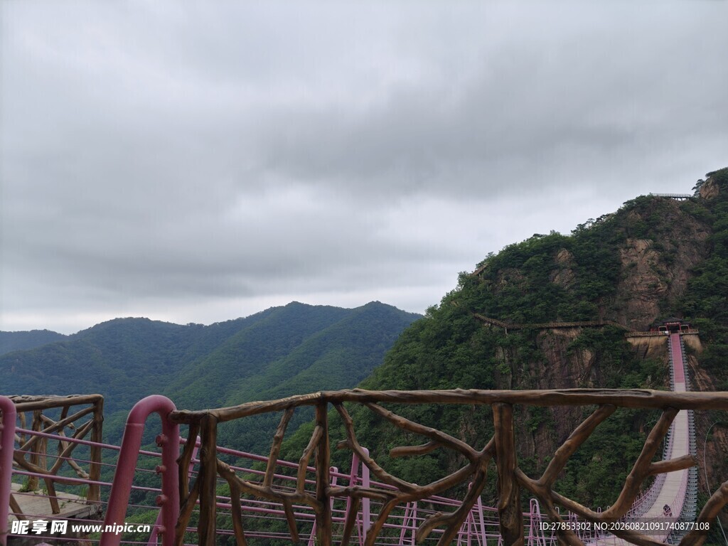 山间铁索桥景观