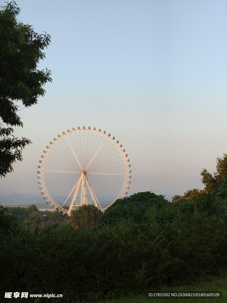 夕阳下的摩天轮美景