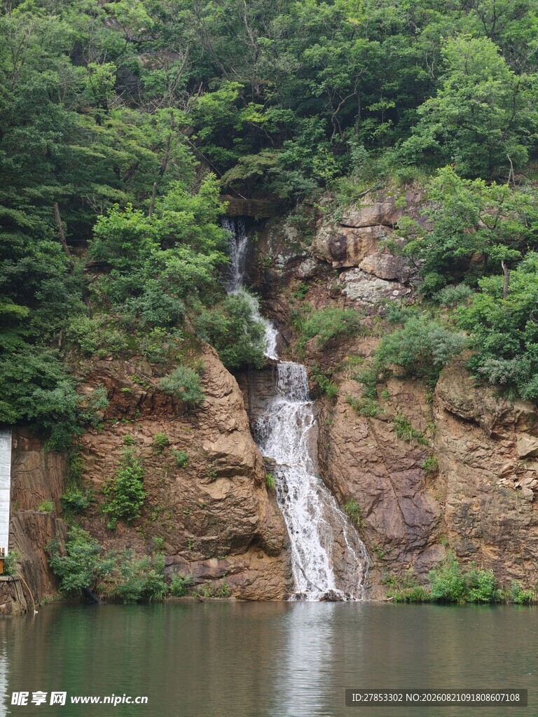 山间瀑布下的静谧湖水