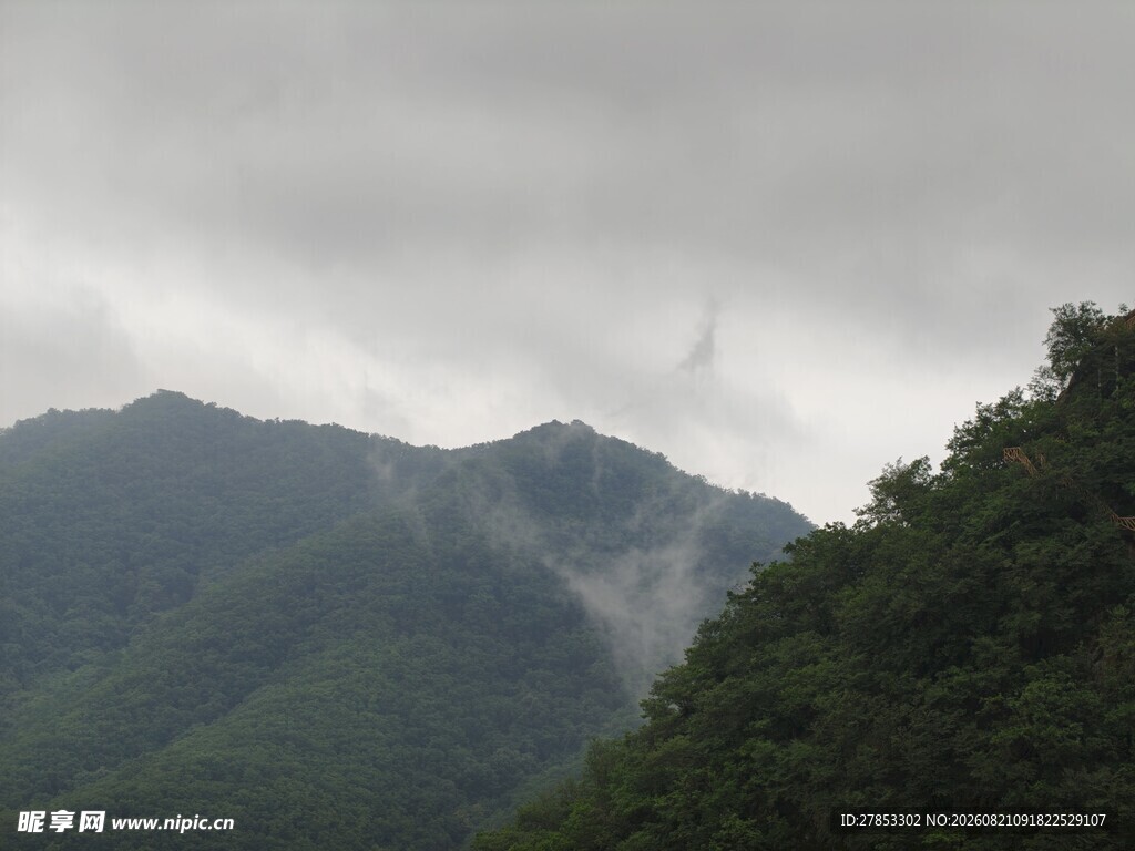 云雾缭绕的青山美景
