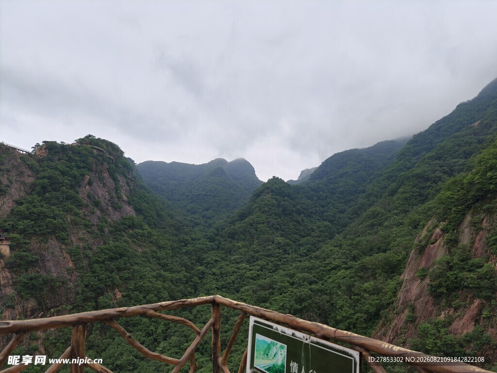 山间观景台赏秀丽山色