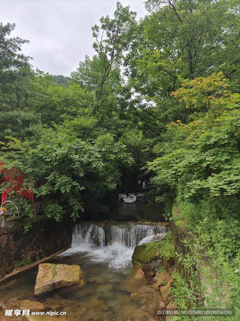 山间溪流潺潺的自然美景