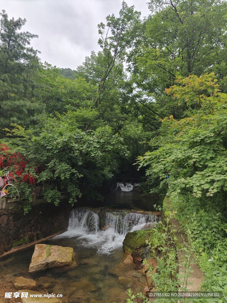 山间溪流瀑布自然美景