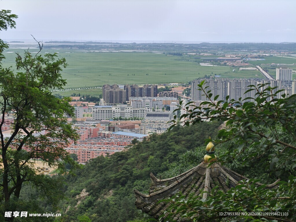 俯瞰山下的建筑与绿地