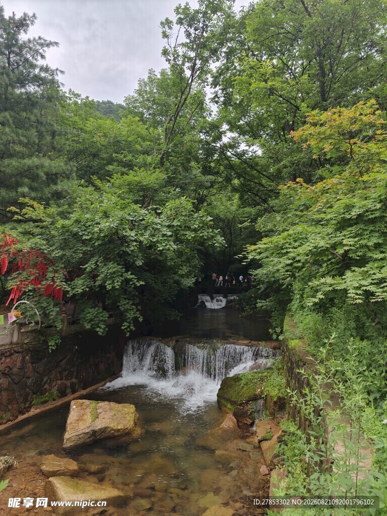 山间溪流潺潺