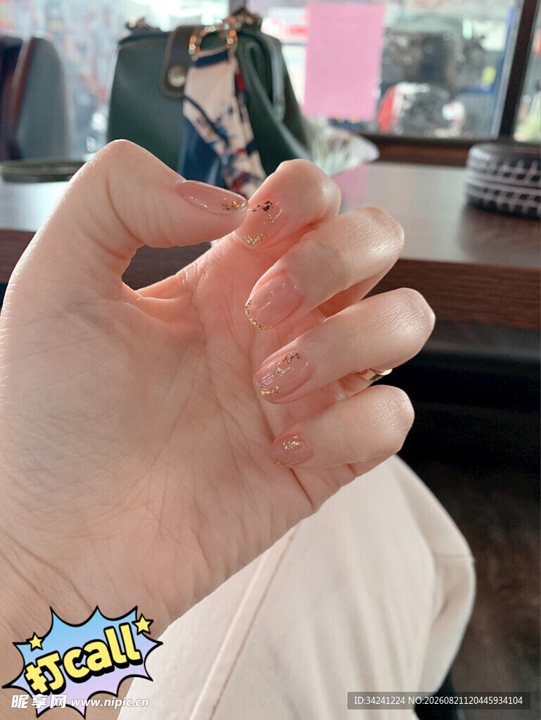手展示透明隐形眼镜