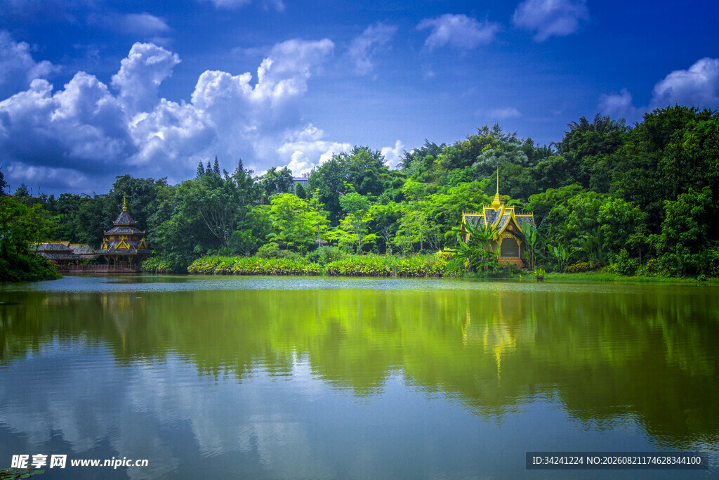 湖畔青山美景