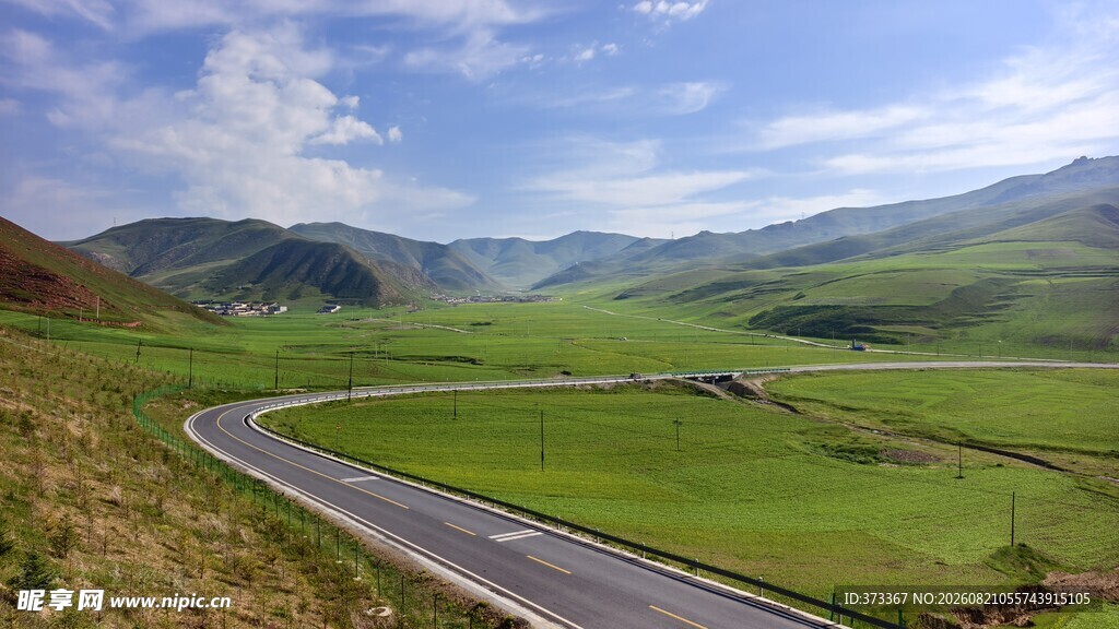 甘南蜿蜒公路穿行于绿野蓝天