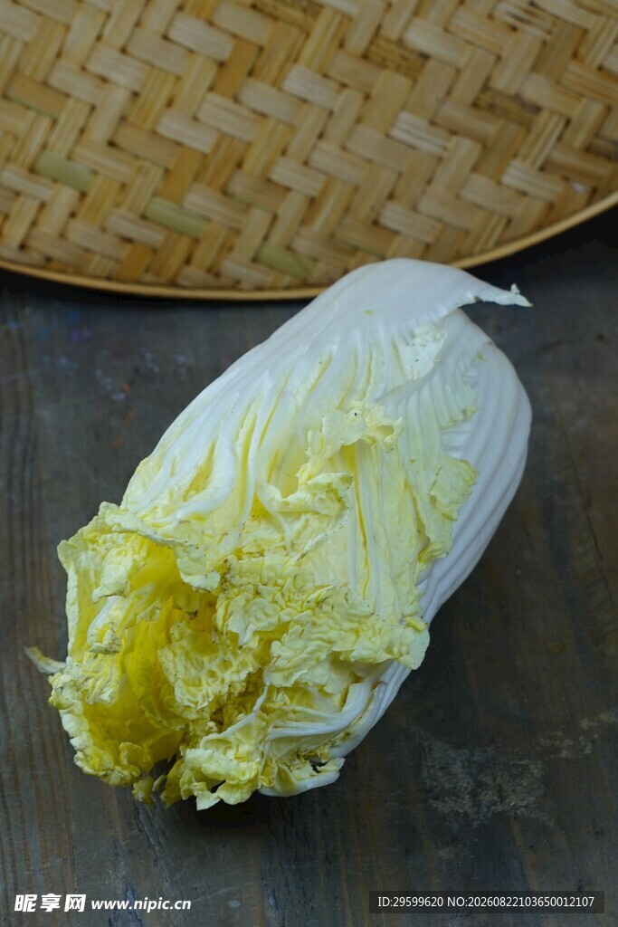 新鲜白菜摆于古朴背景中