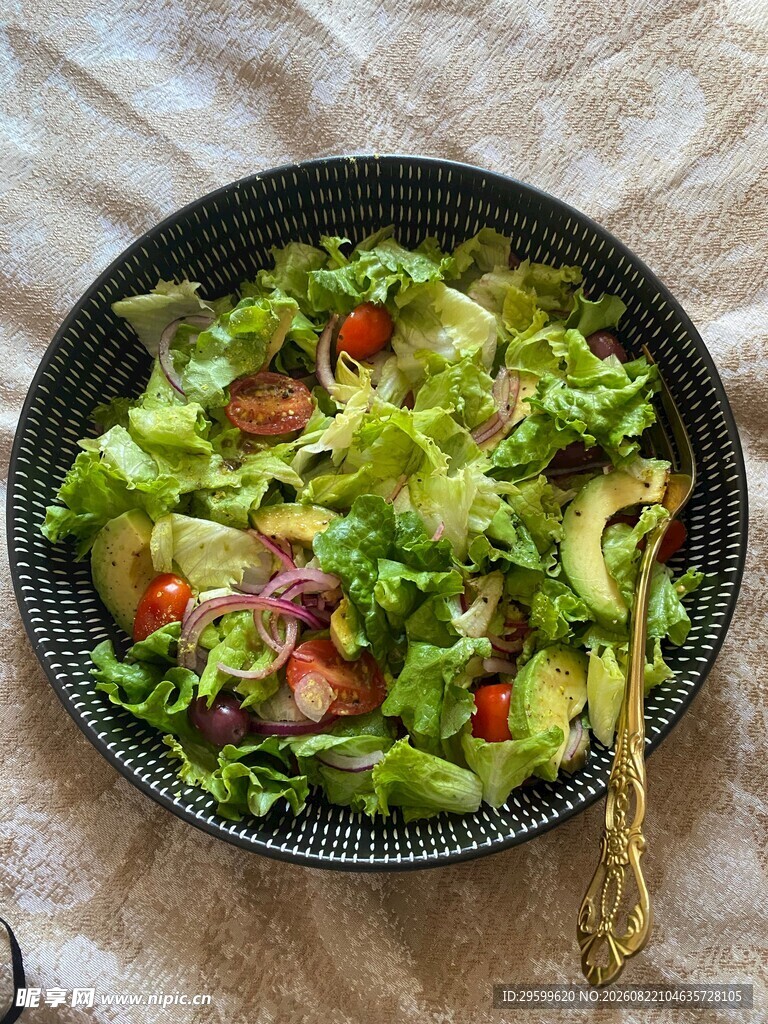 新鲜蔬菜沙拉摆放在盘中