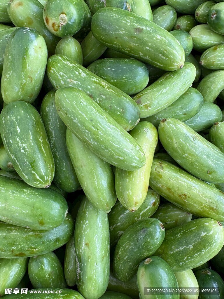 新鲜翠绿的黄瓜堆叠