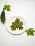 盘中绿色蔬菜与鲜叶点缀