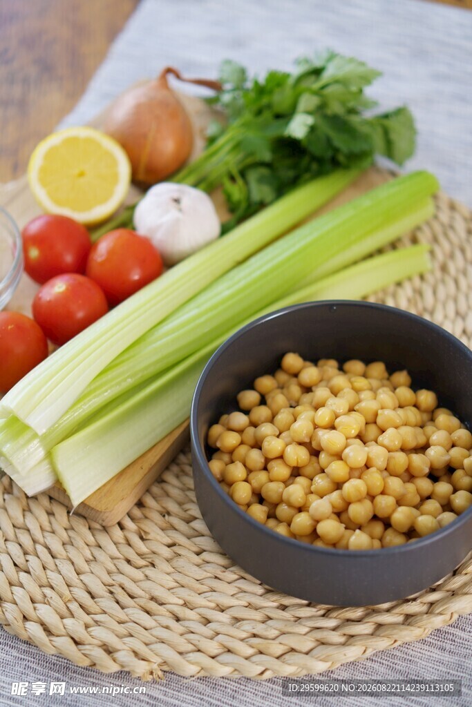 新鲜蔬菜与黄豆食材组合