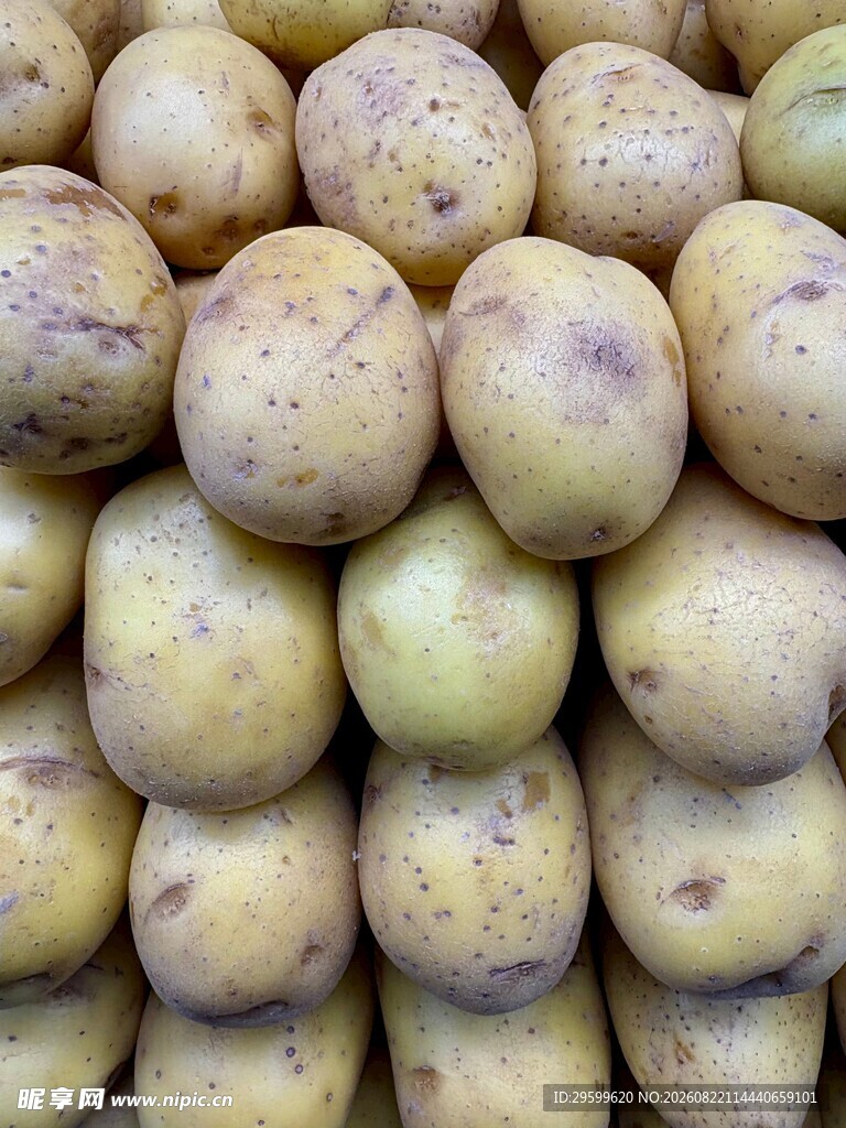 一堆新鲜的土豆堆叠
