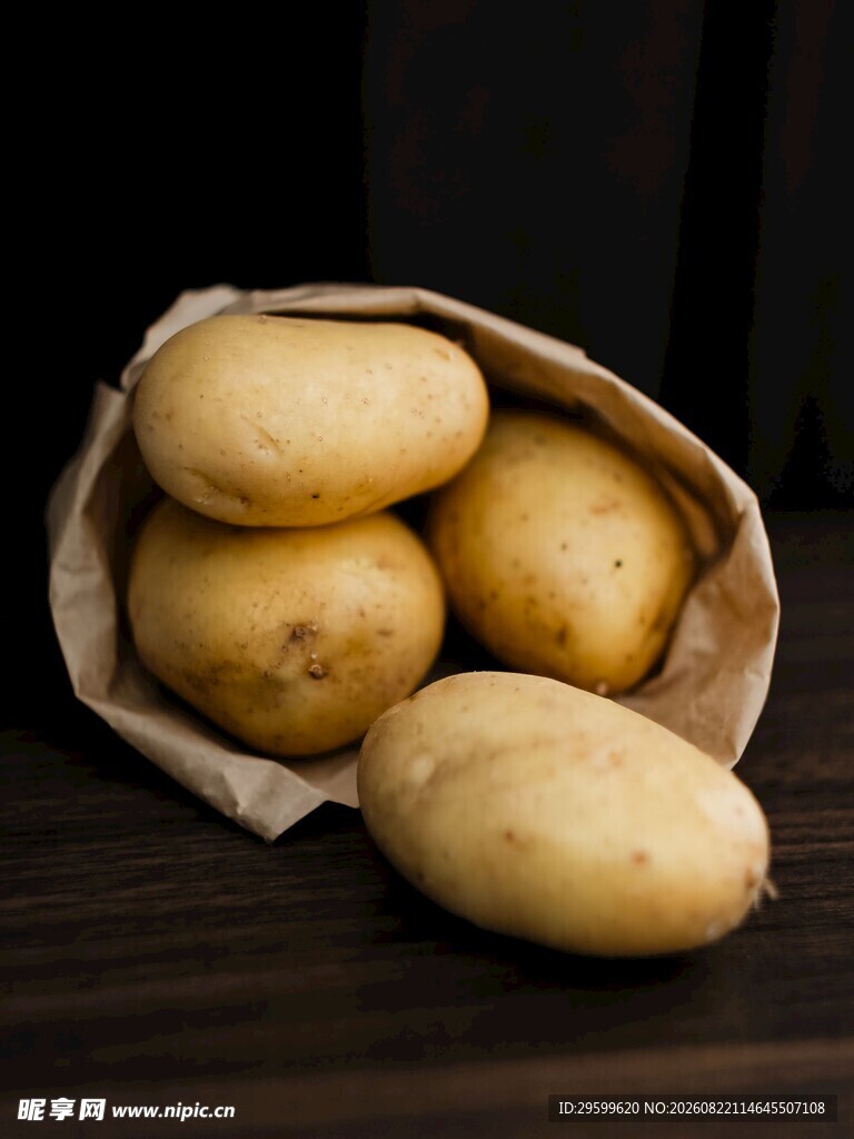袋装新鲜土豆摆放在木桌