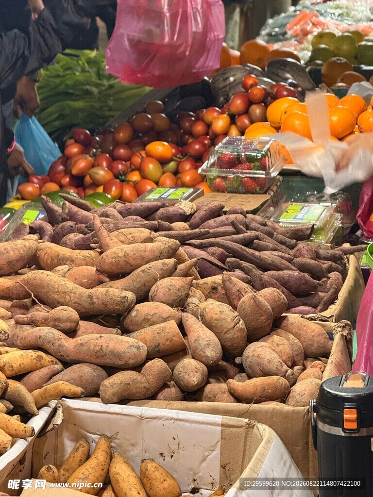 集市上的多样新鲜农产品