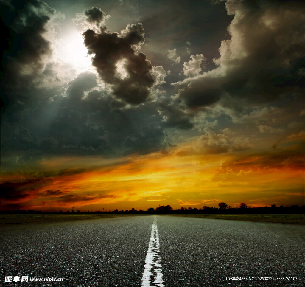 夕阳下的公路与壮丽天空