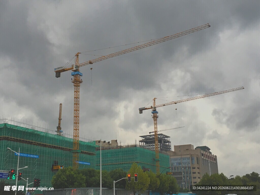 城市建筑工地塔吊作业场景