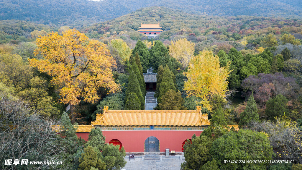 秋日山林中的红顶建筑