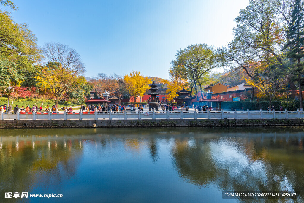 秋日湖畔古景色彩斑斓