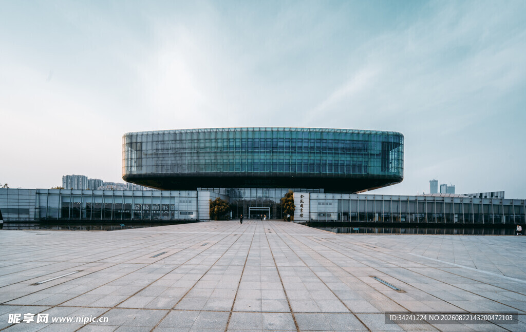现代风格的大型建筑外观