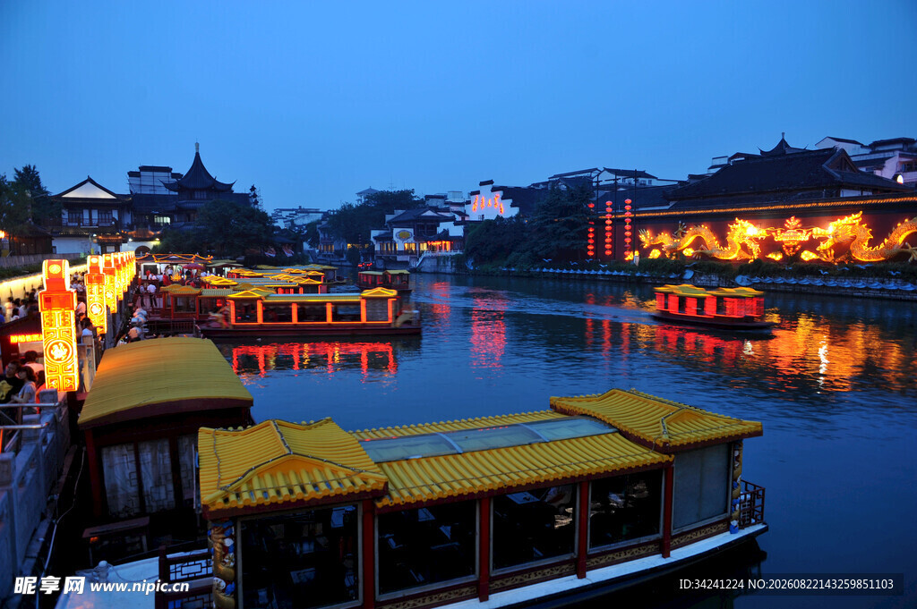 江南水乡夜景中的古韵船只