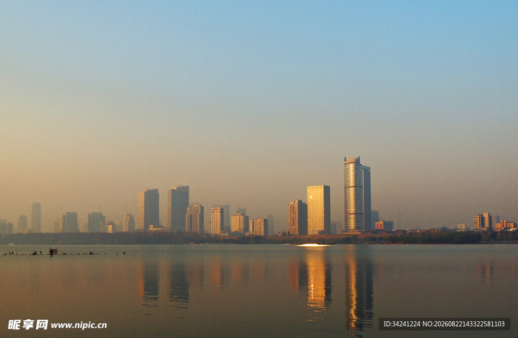 湖畔城市天际线美丽景致