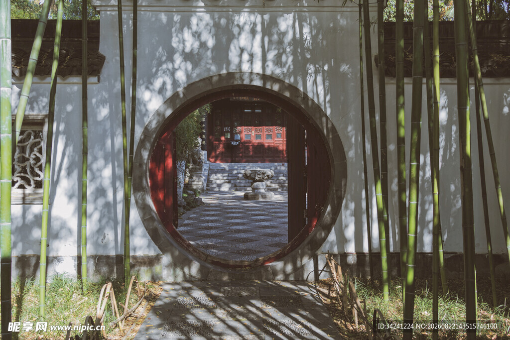 中式圆门竹林间景致