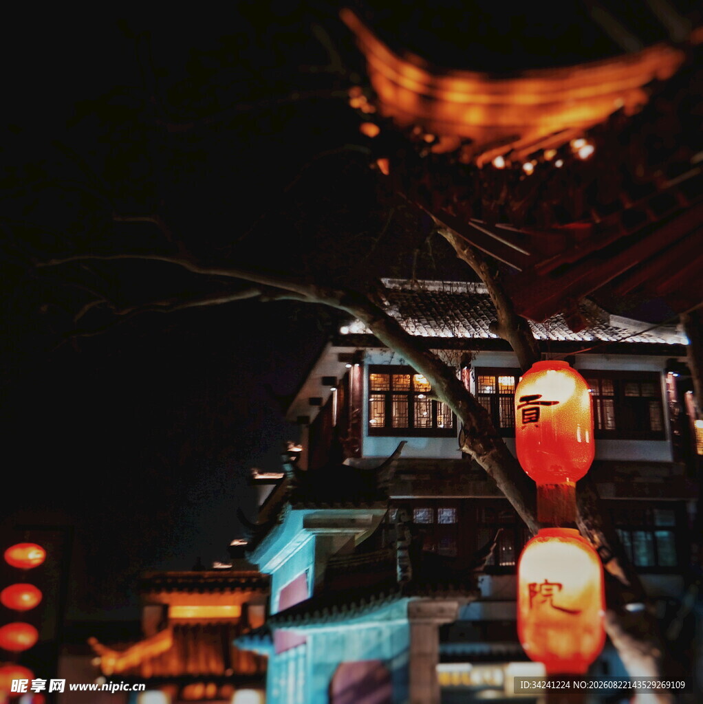 古街夜景中的中式灯笼