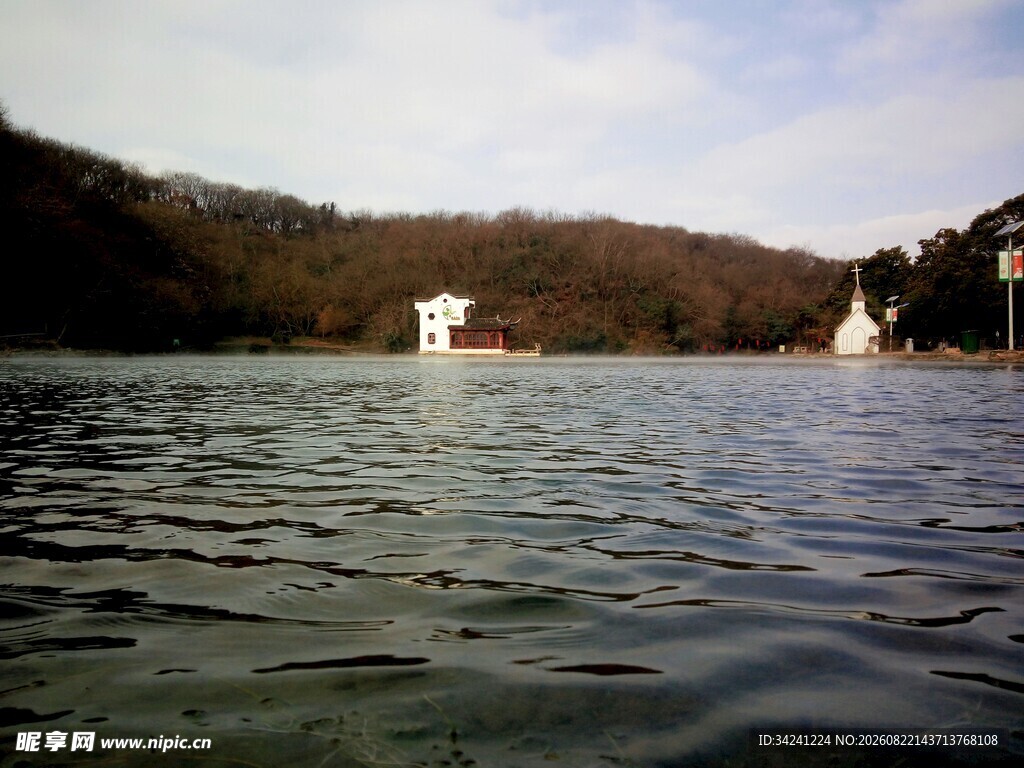 宁静湖面与远处景致
