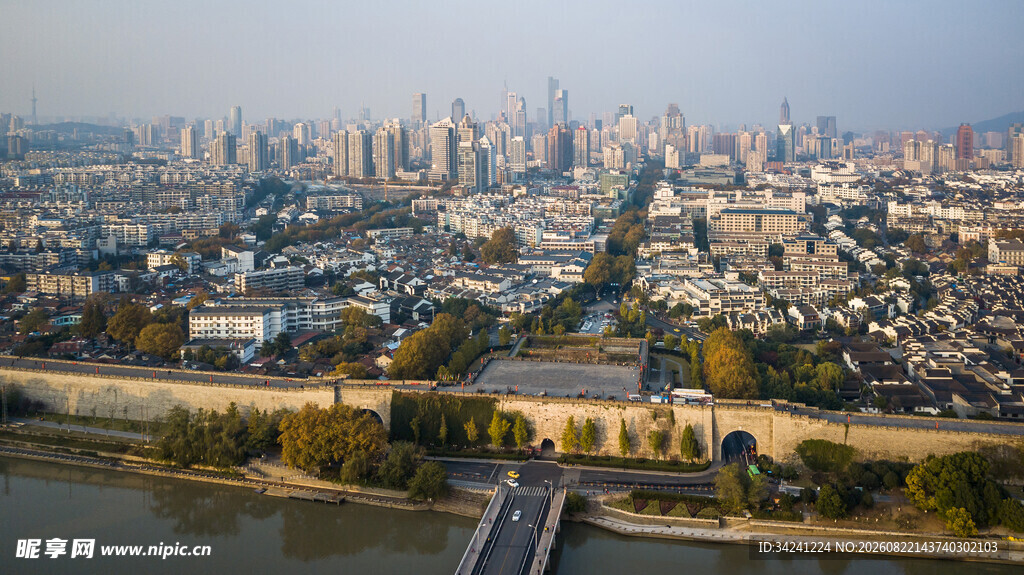 城市河畔风光俯瞰图