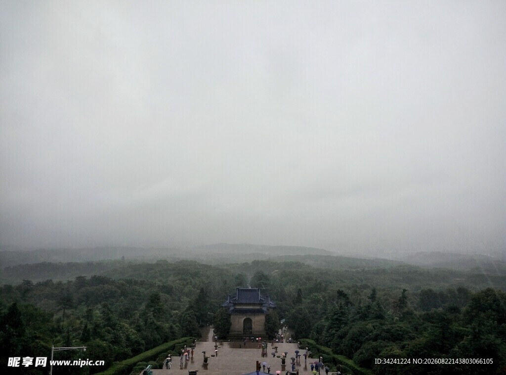 雾中观景台俯瞰朦胧景色