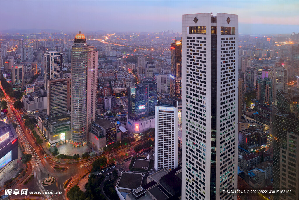 城市夜景中的摩天高楼