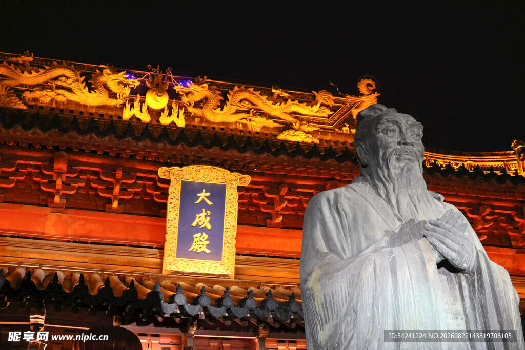孔子雕像前的传统建筑夜景