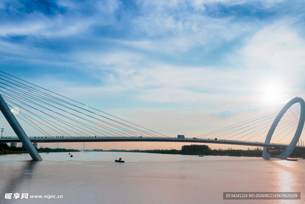 夕阳下的现代桥梁美景
