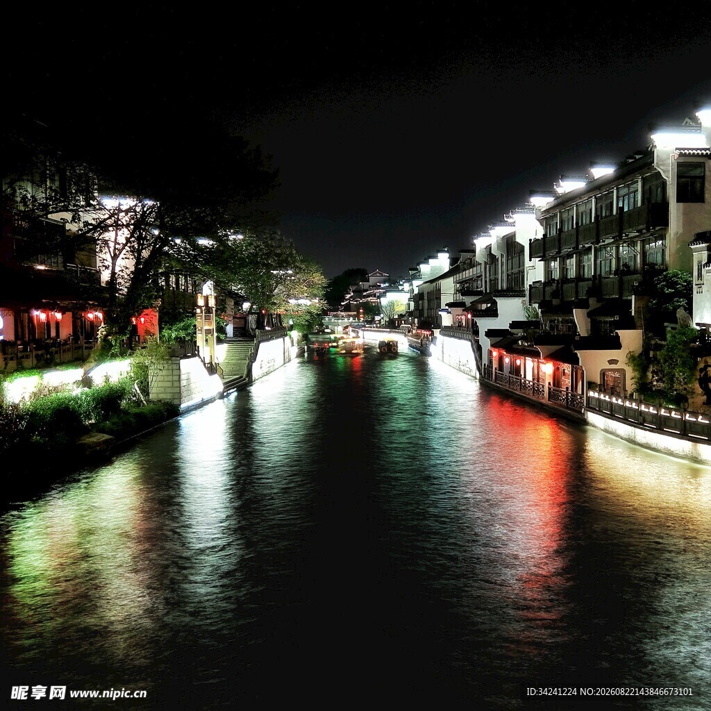 夜晚河畔绚丽灯光景象