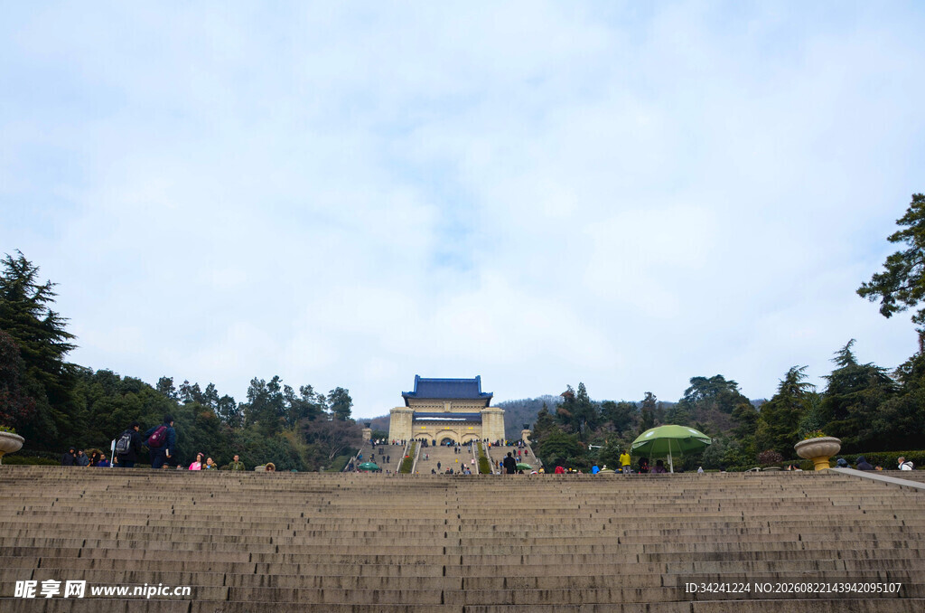 户外开阔场地中的蓝色建筑