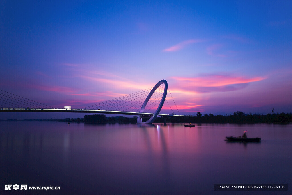 湖畔晚霞中的拱形建筑美景