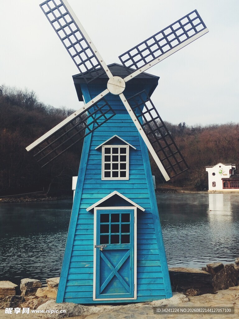 蓝色湖畔风车小屋美景