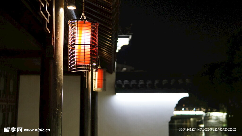 夜晚中式灯笼点亮街巷