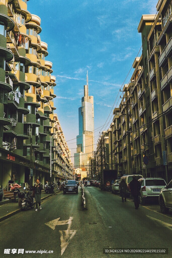 城市街道与远处高楼景观