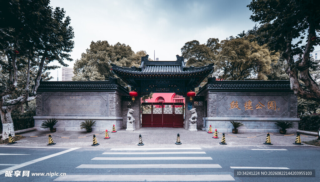 中式古建前的热闹场景
