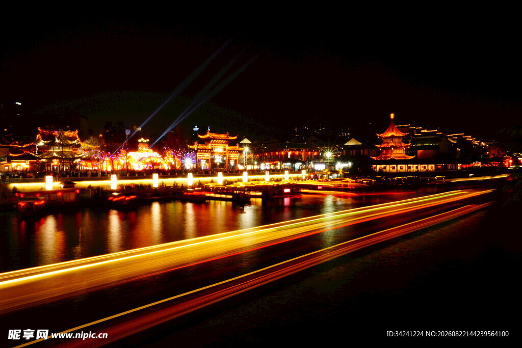 城市夜景中的绚丽光影