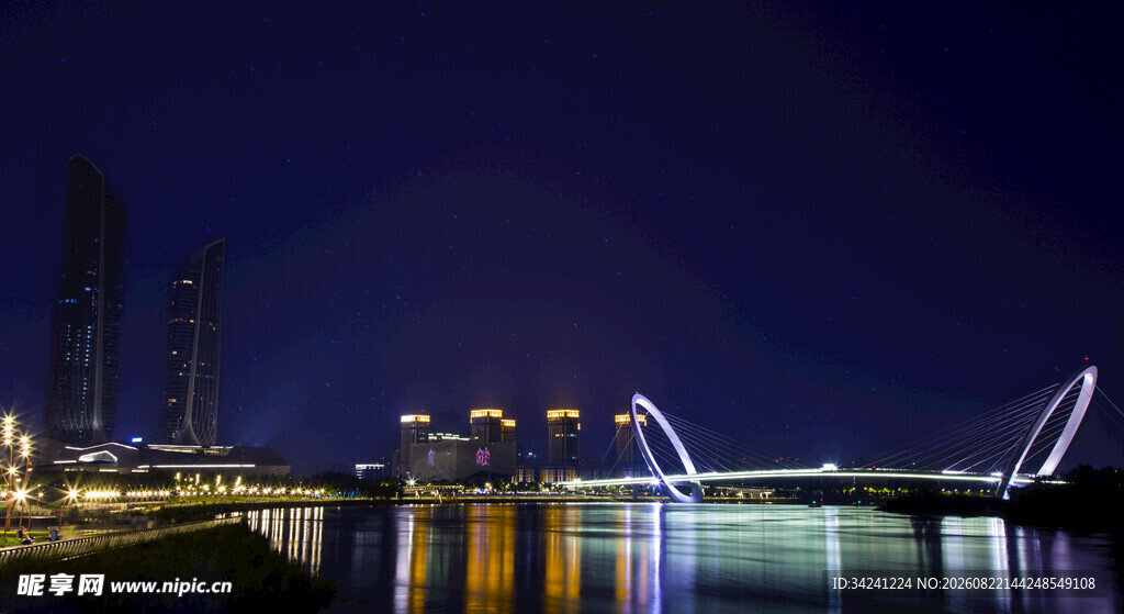 城市夜景中的璀璨桥梁